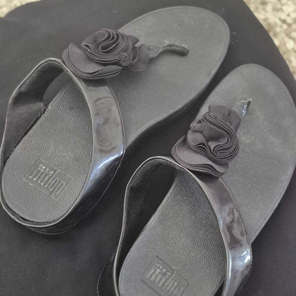 FitFlop Black Sandals with Floral Accent and Patent Leather Sz9